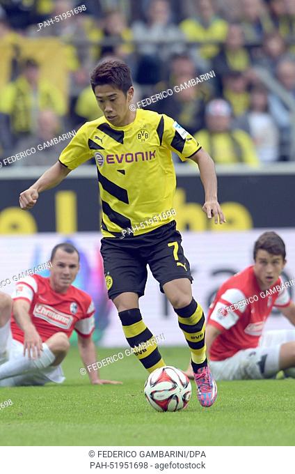 Dortmund's Shinji Kagawa contols the ball during the Bundesliga soccer match between Borussia Dortmund and SC Freiburg in Dortmund,  Germany, 13 September 2014