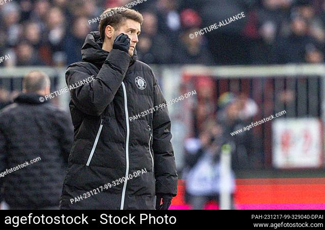 17 December 2023, Hamburg: Soccer, Bundesliga 2, FC St. Pauli - SV Wehen Wiesbaden, Matchday 17, Millerntor Stadium. St. Pauli coach Fabian Hürzeler reacts at...