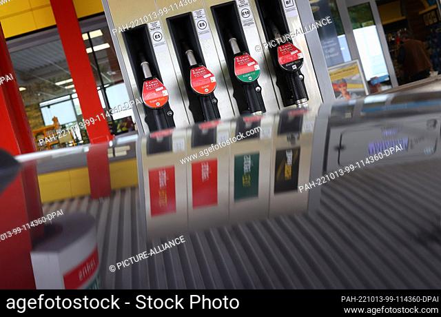 13 October 2022, Bavaria, Kaufbeuren: A gas pump is reflected in a car roof at a gas station. Photo: Karl-Josef Hildenbrand/dpa