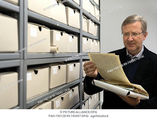 18 January 2019, Berlin: Veit Didczuneit, Head of Collections at the Museum of Communication, leafs through field letters from the First World War