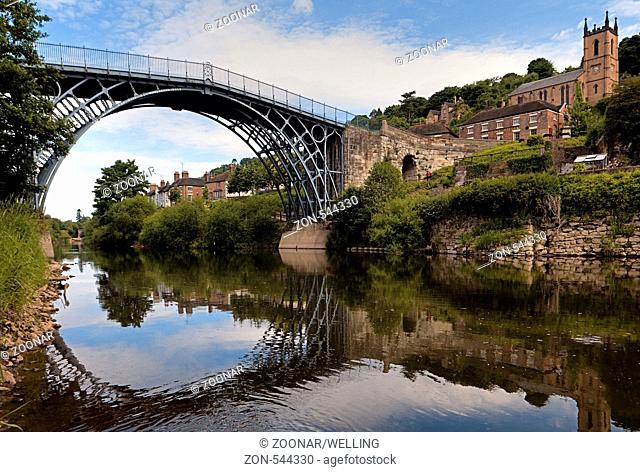 Ironbridge, erste Eisenbrücke der Welt, von Abraham Darby von 1779 über den Fluss Severn in Shropshire England Großbritannien Europa
