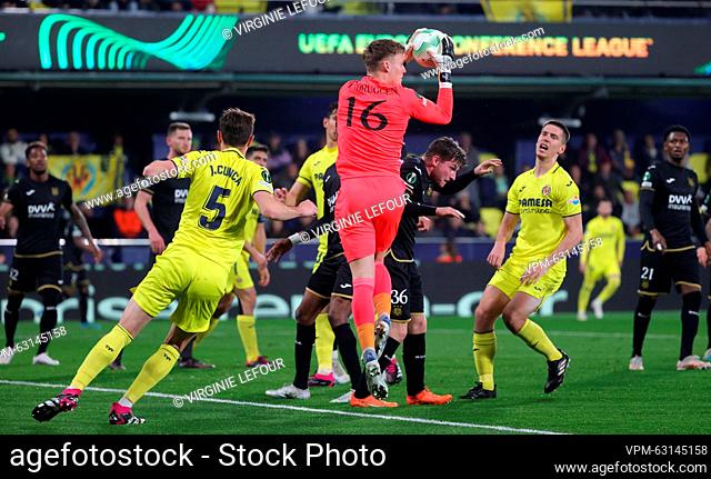 Anderlecht's goalkeeper Bart Verbruggen fights for the ball during a soccer game between Spanish Villarreal CF and Belgian RSC Anderlecht