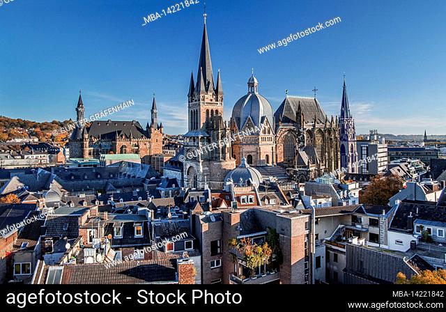 View over the old town roofs to the Gothic Town Hall and the Kaiserdom, Laachen, North Rhine-Westphalia, Germany
