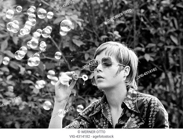 Seventies, black and white photo, people, young girl blows soap bubbles, sunglasses, freetime, aged 18 to 22 years, Monika - , Baden-Wuerttemberg, Germany