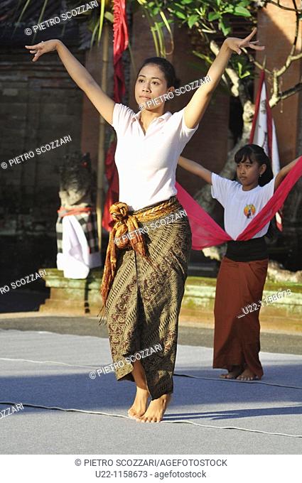 Ubud (Bali, Indonesia): a traditional Balinese dance lesson