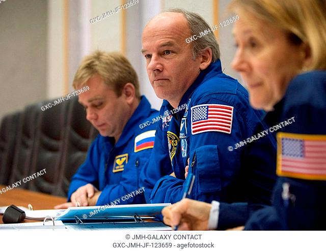 Backup Expedition 19 flight engineer Maxim Suraev, left, backup commander Jeffrey Williams, center, and backup spaceflight participant Esther Dyson participate...