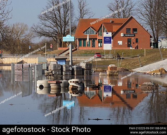 25 February 2021, Brandenburg, Wittenberge: The bank of the Nedwigh harbour bordering the Elbe is partially under water. As a result of the thaw