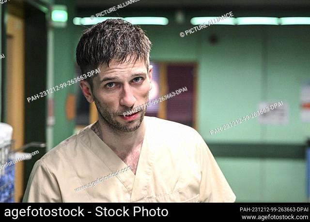 28 November 2023, Berlin: Actor Slavko Popadic during filming for the medical series ""KraNK"" at the former Sports and Recreation Center (SEZ)