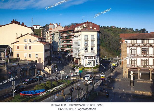 Spain, Basque Country Region, Guipuzcoa Province, Getaria, elevated town view