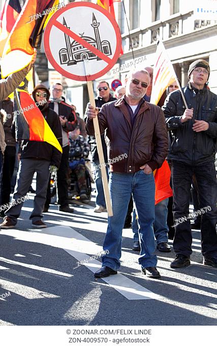 Anhaenger der rechtextremen Vereinigung Pro-NRW mit Anti-Islam-Schildern auf einem Aufmarsch in Wuppertal. Pro-NRW demonstrierte gegen den geplanten Neubau...