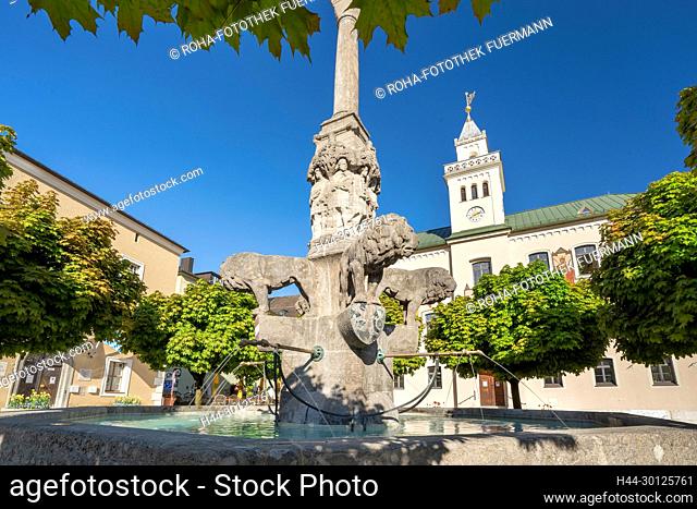 der Wittelsbacherbrunnen auf dem Rathausplatz von Bad Reichenhall, Berchtesgadener Land, Bayern, Oberbayern