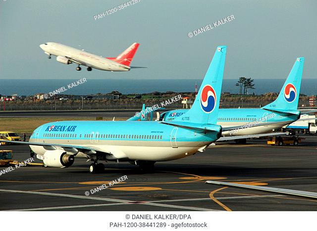 South Korea: Korean Air HL7705/HL7561 (Boeing 737-900 & 737-800) at Jeju International Airport | usage worldwide. - Jeju-si/Republic of Korea