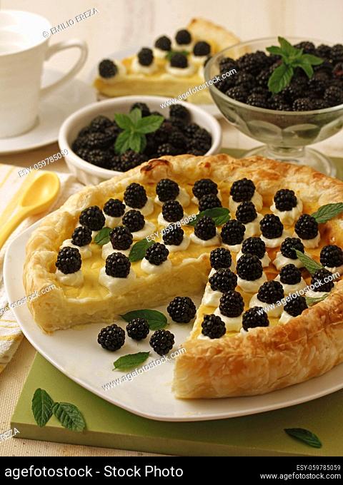 Wild blackberries tart with custard and cream