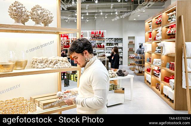 RUSSIA - NOVEMBER 30, 2023: A customer visits a Redecoro shop at the Metropolis shopping mall. The Russian brand Redecoro seeking to replace H&M Home and Zara...