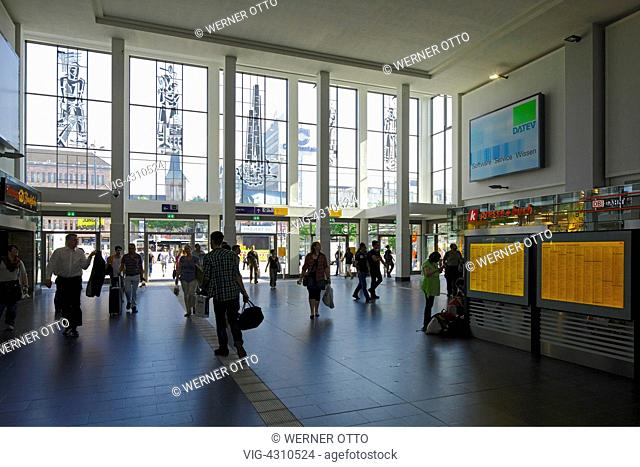 D-Dortmund, Ruhr area, Westphalia, North Rhine-Westphalia, NRW, Dortmund Central Station, station concourse, waiting hall, interior view, people