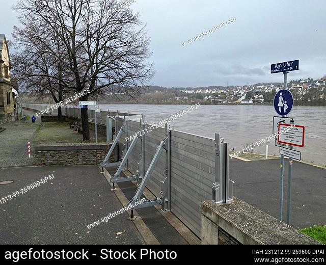 12 December 2023, Rhineland-Palatinate, Koblenz: A flood protection wall was built in the Neuendorf district. The water levels on the Rhine continue to rise as...