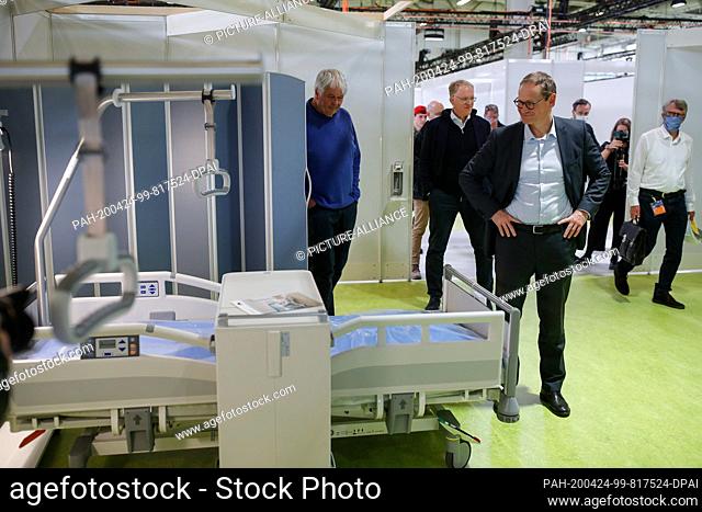 23 April 2020, Berlin: Michael Müller (SPD, front r), Berlin's governing mayor, looks at the corona treatment centre in Jaffestrasse that is currently under...