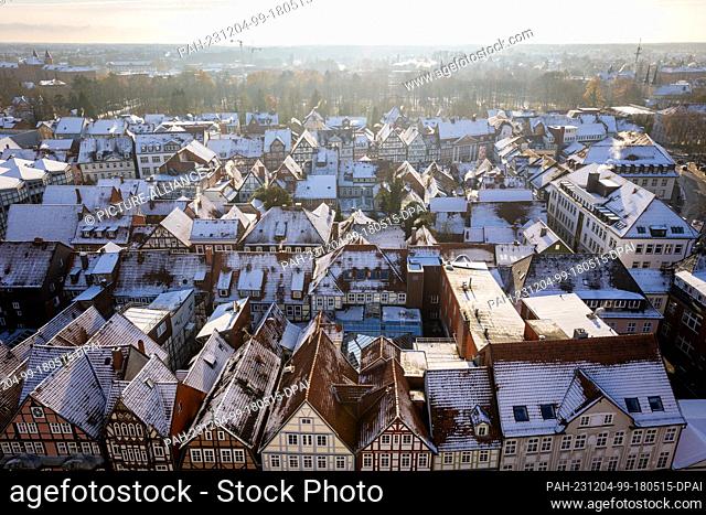 30 November 2023, Lower Saxony, Celle: Snow covers the roofs of Celle. Photo: Moritz Frankenberg/dpa. - Celle/Lower Saxony/Germany