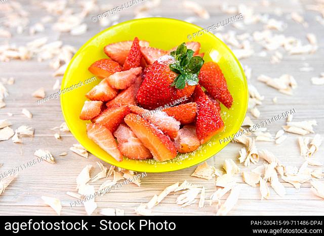 ILLUSTRATION - 14 April 2020, Saxony, Leipzig: Fresh strawberries in a bowl. The season starts soon. Photo: Nico Schimmelpfennig/dpa-Zentralbild/ZB