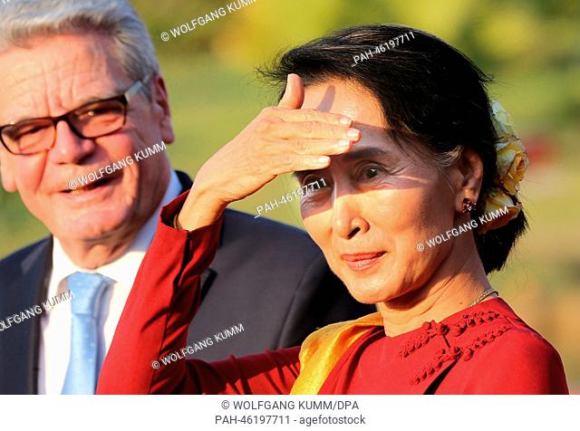German President Joachim Gauck and Burmese opposition politician Aung San Suu Kyi hold a press conference after their meeting in Naypyidaw, Myanmar