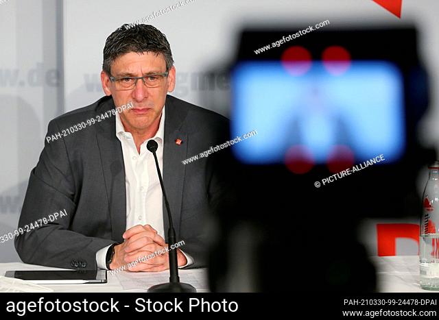30 March 2021, North Rhine-Westphalia, Duesseldorf: Knut Giesler, District Manager of IG Metall North Rhine-Westphalia, follows a press conference