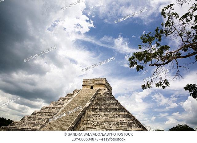 Archeological site Chichén Itzá, El Castillo o Pirámide Kukulcán, Yucatán, México