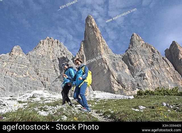 deux randonneuses au pied des Tre Cime di Lavaredo (Trois Cimes de Lavaredo), Parc naturel des Tre Cime (Drei Zinnen), Dobbiaco, Region du Trentin-Haut-Adige