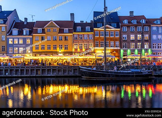 Bunte Häuser, Restaurants und historische Schiffe am Kanal und Hafen Nyhavn in der Abenddämmerung, Kopenhagen, Dänemark, Europa | Colourful facades