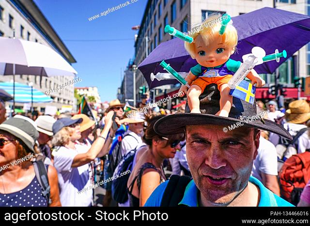 01.08.2020, Berlin, impression of the so-called lockdown-large demo, for which the organizer, the Querdenker movement (lateral thinking 711) from Stuttgart has...