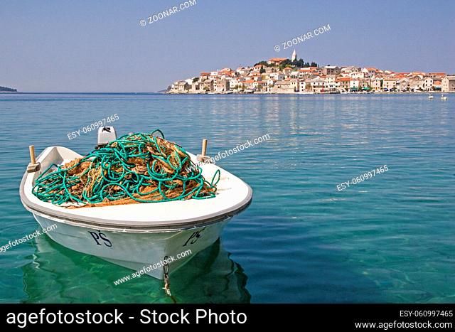 Fischerboot vor dem kleinen idyllischen Fischerdorf Primosten, welches malerisch auf einer Halbinsel liegt und oft als Perle der Adria bezeichnet wird