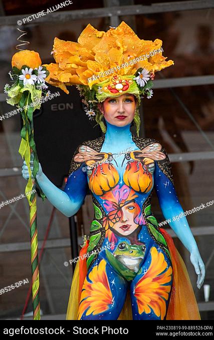 19 August 2023, Mecklenburg-Western Pomerania, Heringsdorf: Model Lucy presents her body painted by body painting artist Katrin Rausch at the body painting...
