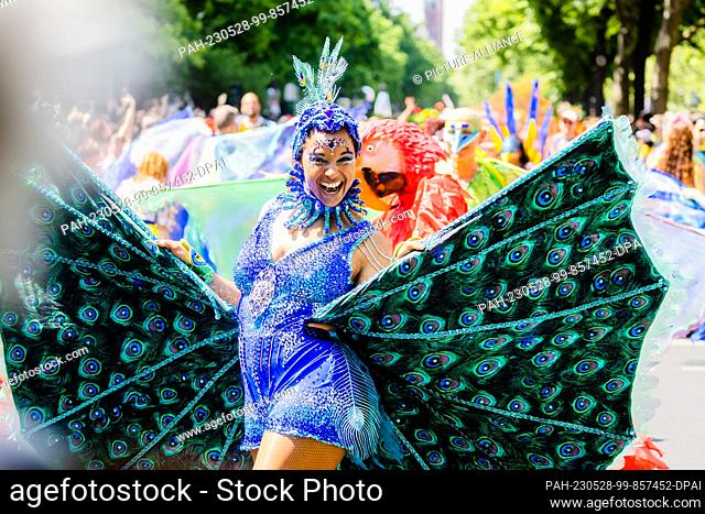 28 May 2023, Berlin: A performer appears in the parade of the Carnival of Cultures in Berlin-Kreuzberg. After being canceled three times due to the pandemic