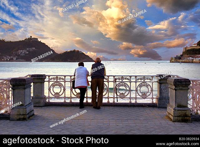 Retired couple, La Concha beach, Donostia, San Sebastian, Gipuzkoa, Basque Country, Spain
