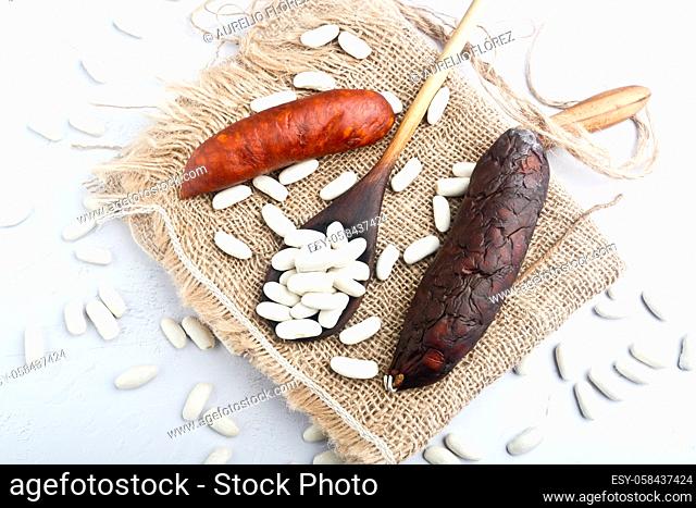 The compango is the smoked meat accompaniment used in the preparation of Asturian fabada and the lebaniego and montañés stews, it generally consists of chorizo