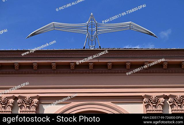 17 May 2023, Thuringia, Eisenach: The seven-meter sculpture of an albatross is mounted on the roof of the Eisenach-Rudolstadt State Theater