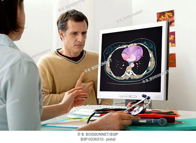 CARDIOLOGY CONSULTATION MAN Models. On screen, recolorized scanner of the heart (healthy)