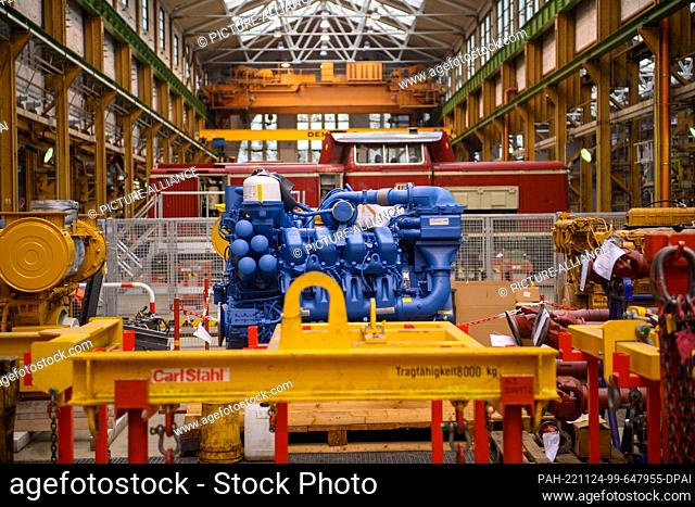 24 November 2022, Saxony-Anhalt, Stendal: A diesel engine stands in Alstom's factory hall. The company sees considerable potential in converting diesel-powered...