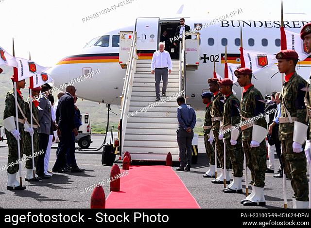05 October 2023, Cape Verde, Mindelo: German President Frank-Walter Steinmeier (center) arrives at Cesária Evora Airport in Mindelo