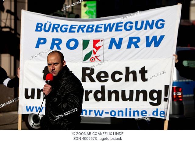 Matthias Ottmar, von der Partei REP, haelt auf einem Aufmarsch der ebenfalls rechtsextremen Vereinigung Pro-NRW in Wuppertal eine Rede