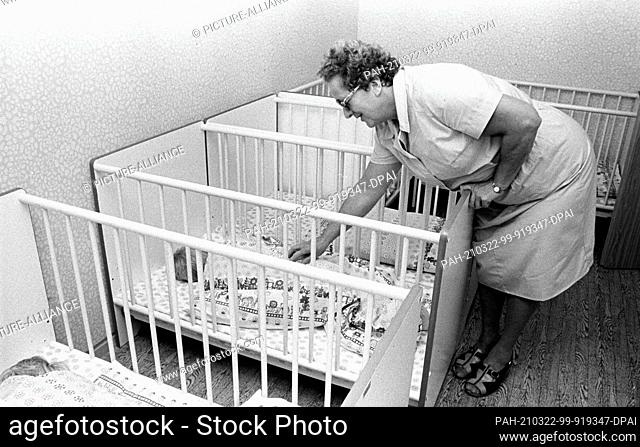 12 November 1981, Saxony, Delitzsch: In the autumn of 1981, a nursery teacher looks after the youngest children during their midday nap in a new children's...
