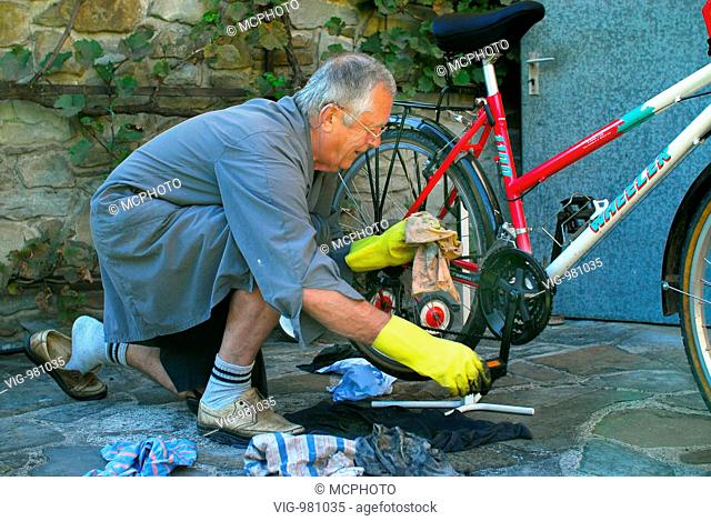 bike under repair . - 02/09/2008