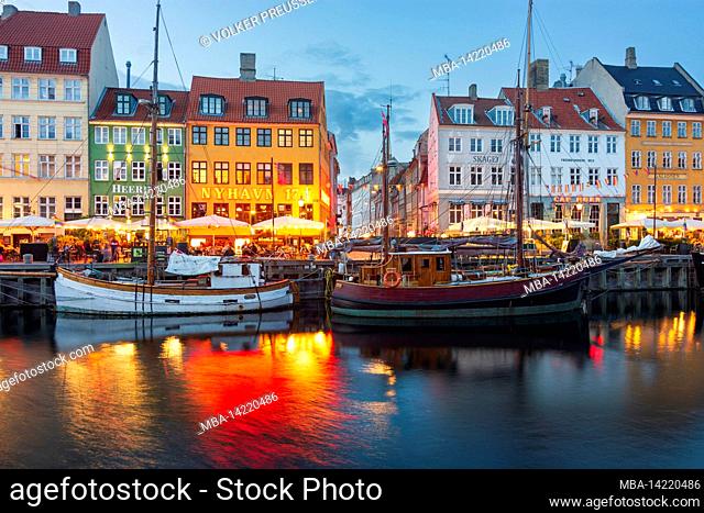 Copenhagen, Koebenhavn, Nyhavn (New Harbour) waterfront, canal and entertainment district, restaurant in Zealand, Sealand, Sjaelland, Denmark