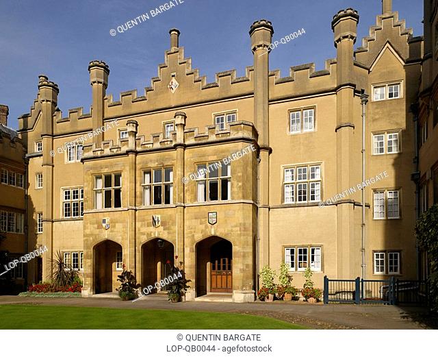 England, Cambridgeshire, Cambridge, Exterior of Sidney Sussex College. Oliver Cromwell was among the first students although his father got sick and he never...