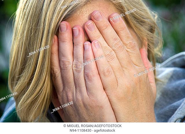 Woman covering itself the eyes