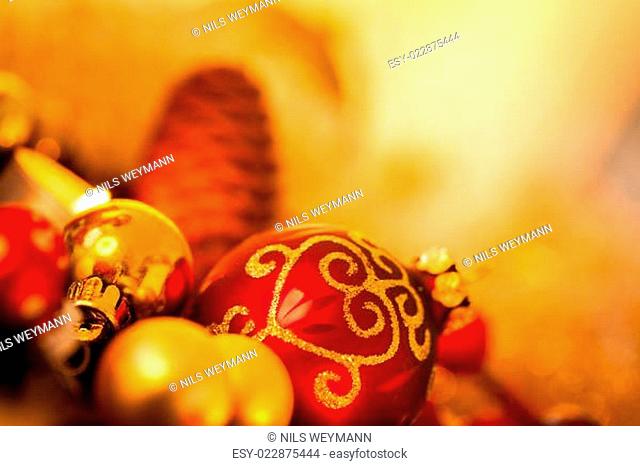 Warme goldene und orangene Weihnachtsdekoration mit Kerzenschein