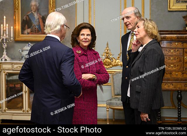 STOCKHOLM 20231220 El rey Carl Gustaf, la reina Silvia, Kerstin Falkenberg y Henrik Falkenberg cuando dan a la reina Silvia un regalo en el palacio de Estocolmo...