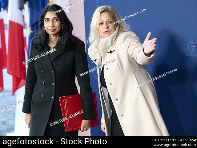 17 November 2022, Hessen, Eltville: Suella Braverman (l), Home Secretary of the United Kingdom, arrives at the meeting of G7 interior ministers at the historic...