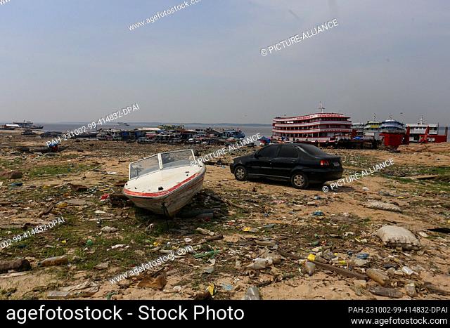 01 October 2023, Brazil, Manaus: A boat is stranded in the port of Manaus. The state of Amazonas is in a state of emergency due to the severe drought in the...