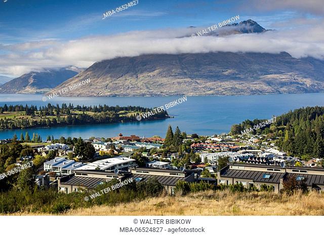New Zealand, South Island, Otago, Queenstown, elevated town view with Lake Wakatipu