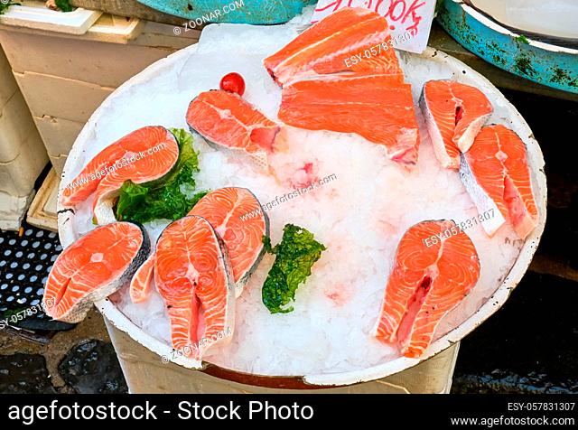 Frischer Lachs zum Verkauf auf einem Markt in Neapel, Italien